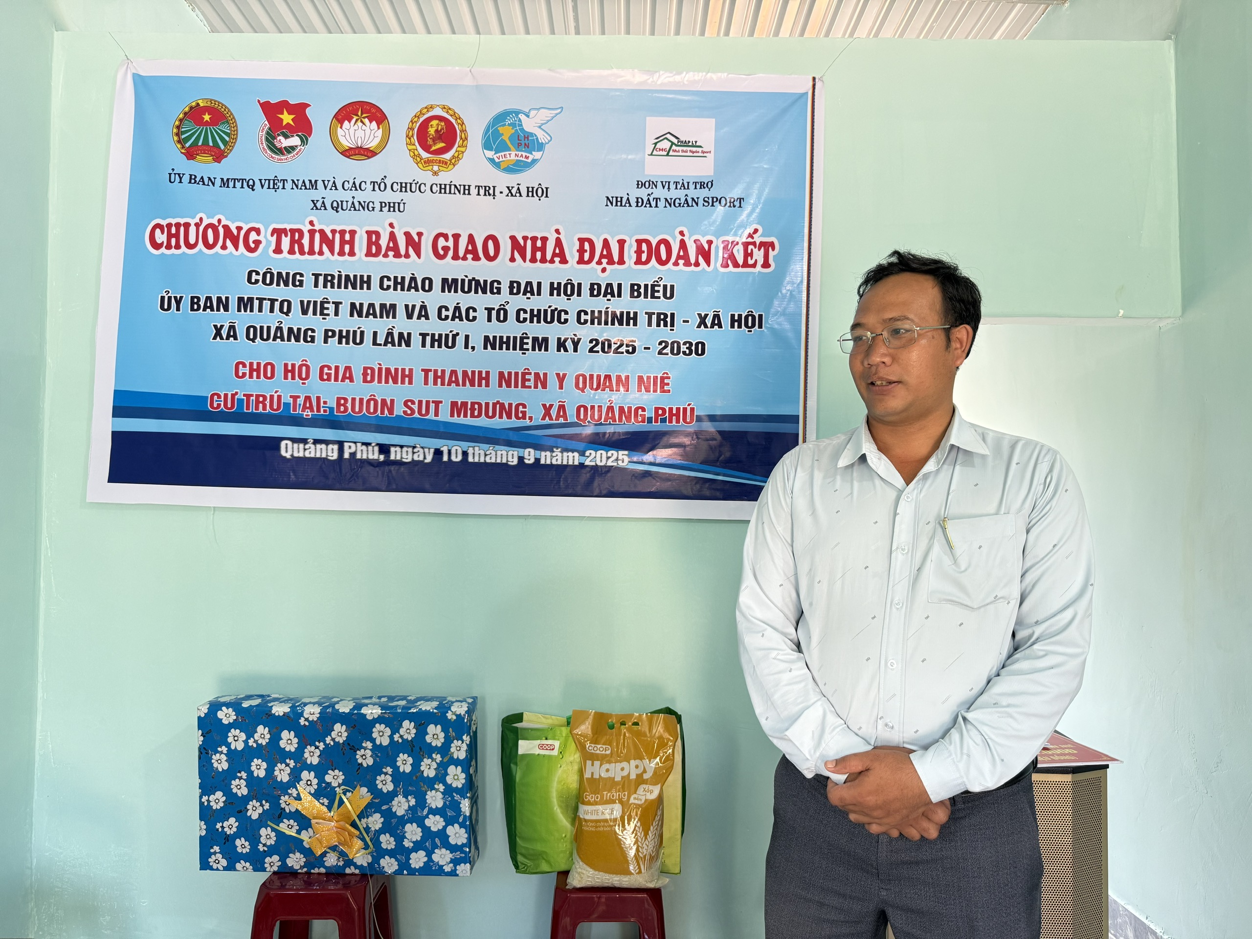 Đồng chí Y Đ’huăn Mlô – Chủ tịch Ủy ban MTTQ Việt Nam xã phát biểu tại buổi lễ